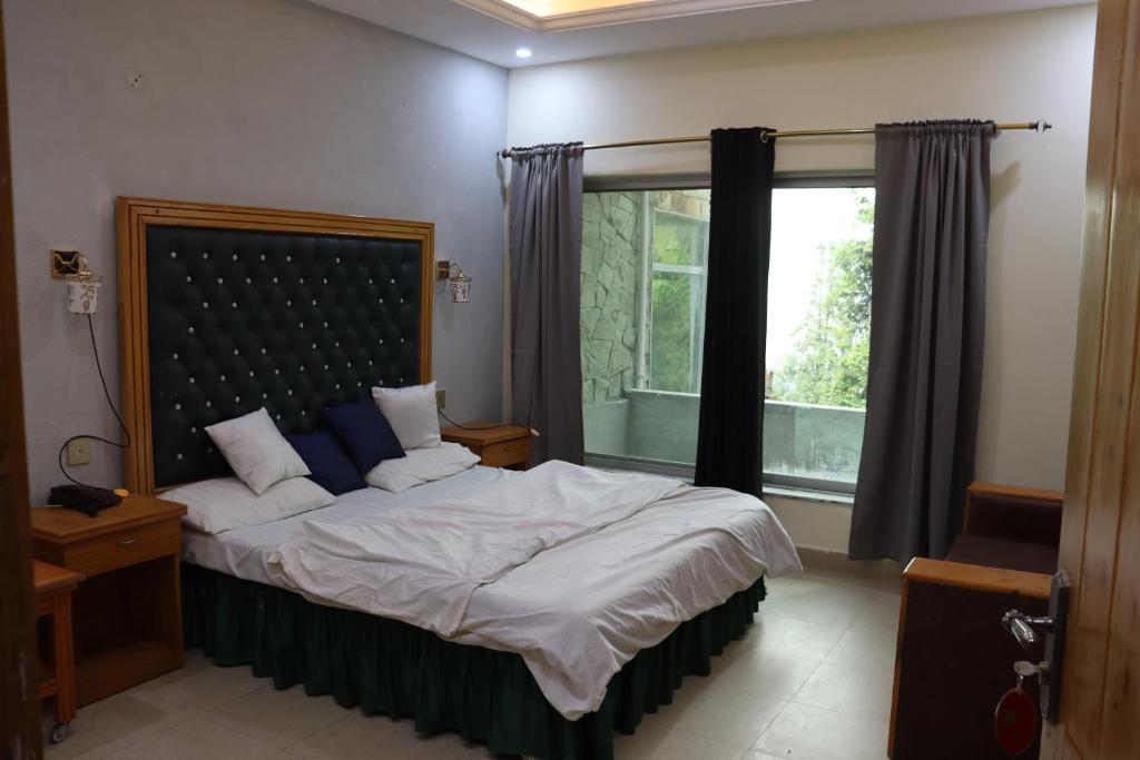 Valley View Room